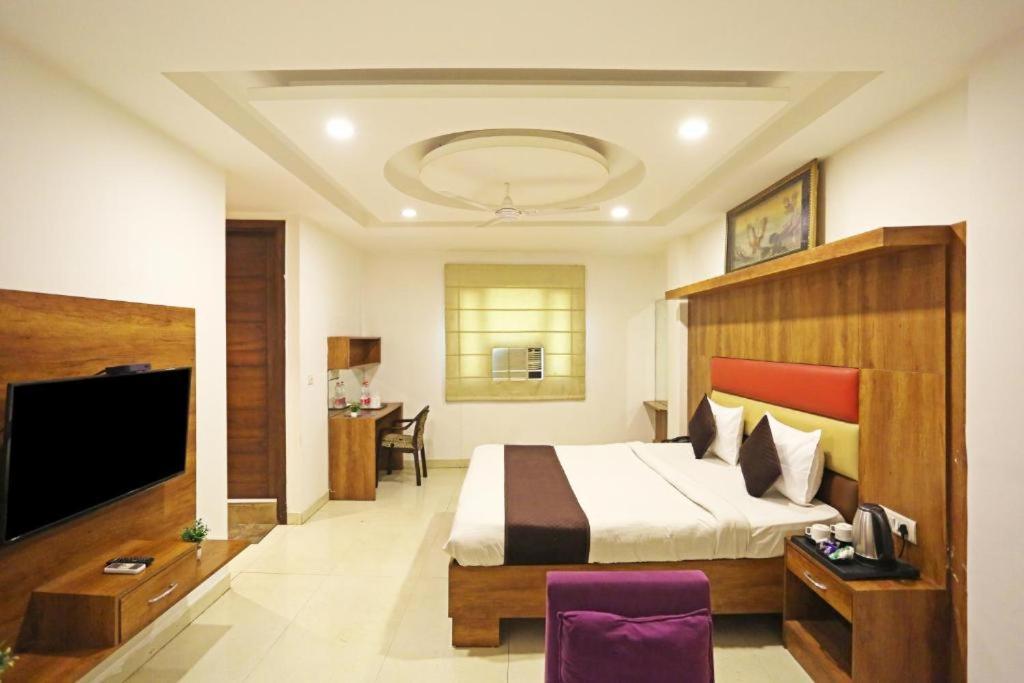 Hotel Urban Luxury Ню Делхи Екстериор снимка